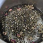 Plantes pour bain de vapeur du périnée - yonisteam - Rituel post partum traditionnel européen